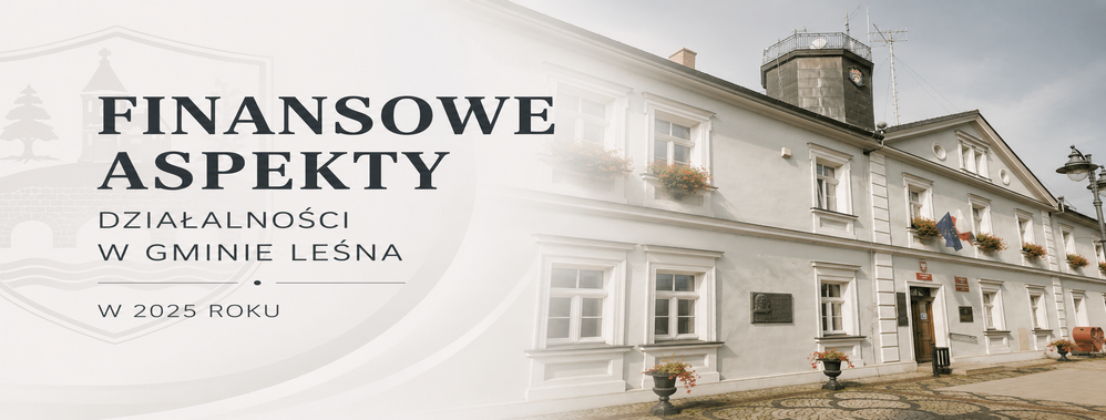 Grafika nagłówkowa raportu przedstawia budynek Urzędu Gminy Leśna. Po lewej stronie znajduje się tytuł: „Finansowe aspekty działalności w Gminie Leśna w 2025 roku”. Po prawej widoczna jest fotografia jasnego budynku urzędu z wejściem głównym i flagami. Grafika wprowadza temat raportu dotyczącego finansowych aspektów działalności samorządu Gminy Leśna w 2025 roku.