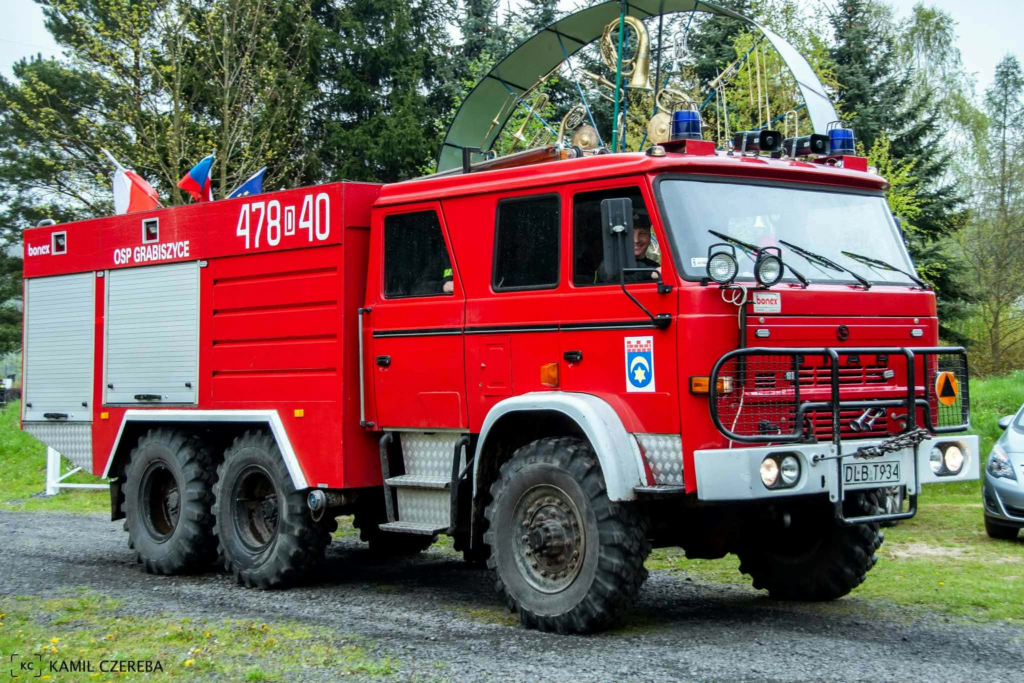 Na zdjęciu widoczny jest starszy czerwony samochód strażacki marki Star 266. Pojazd stoi na zewnątrz i posiada klasyczne wyposażenie oraz oznaczenia OSP Grabiszyce.