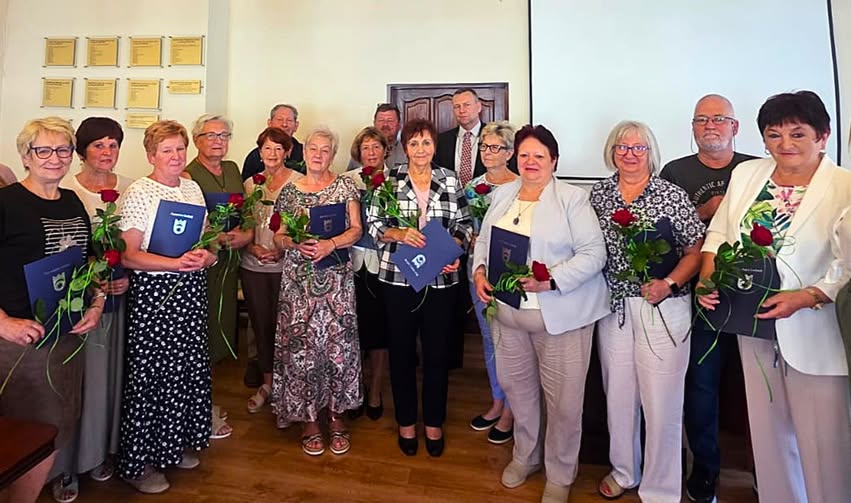 Na fotografii znajdują się nowo wybrani członkowie Rady Seniorów z gromadzeni w Sali Rajców Urzędu Miejskiego w Leśnej (Barbara Adamczyk,Halina Benke, Andrzej Ciesielski, Ilona Dec, Zofia Duda, Teresa Kęska, Maria Kierepka, Maria Lejko, Maria Łączna, Zdzisław Micigolski, Irena Ogonowska, Marzenna Ogrodowicz-Straszak, Teresa Rajczakowska, Adela Struk, Burmistrz Leśnej Szymon Surmacz, Przewodniczący Rady Miejskiej Walter Straszak